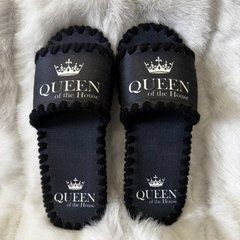 открытые розовые домашние тапочки с надписью Queen